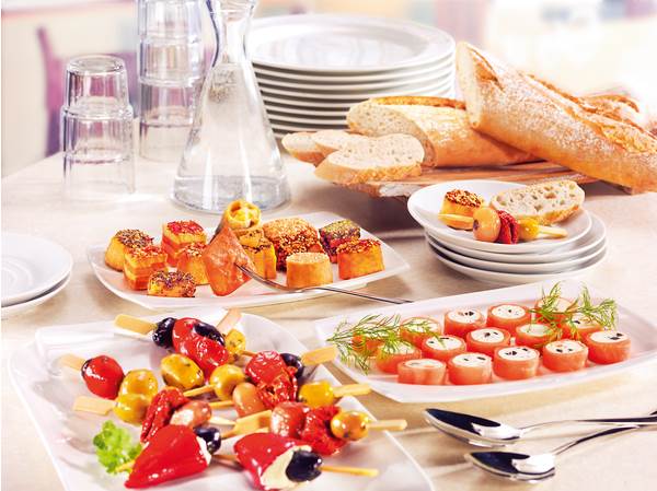 TK Räucherlachsroulade "Mediterran", mit Oliven-Frischkäsecreme,10g, 30 ST/PK in Scheiben geschnitten, Räucherlachs: 41% und Räucherlachswürfel 3%