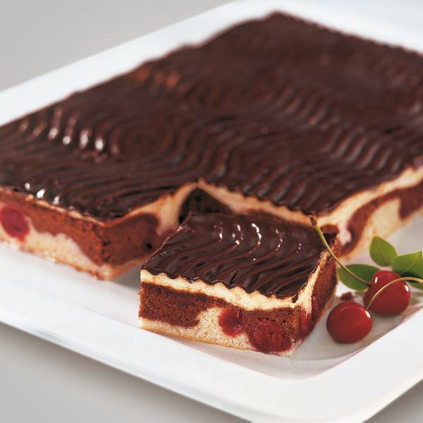 TK Dr.Oetker Donauwelle, geschnitten, (1-39-250012) 2000 G/ST Blechkuchen 25x38cm, zu 24 Stück geschnitten