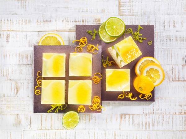 TK Erlenbacher Zitronen Limetten Schnitte, vorgeschnitten in 24 Portionen, 19,5 x 29 cm, 1100 G/ST Rührteigboden mit Zitronen-Sahnefüllung, mit Tortenguss abgeglänzt