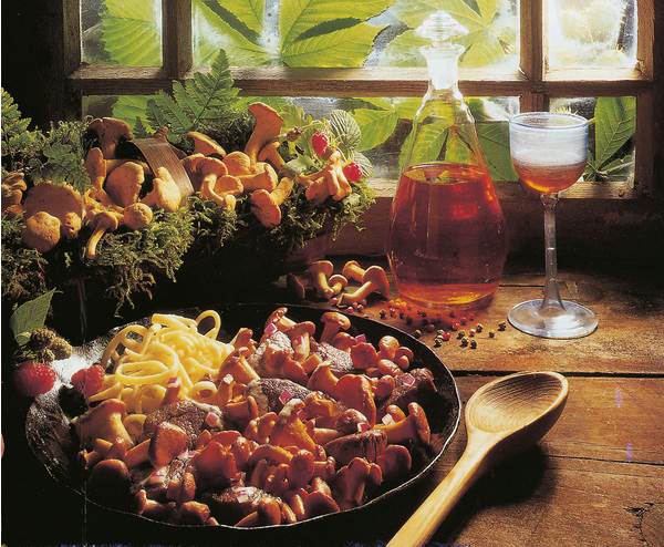 TK Base Culinar Pfifferlinge, mittel, ganz, gereinigt, küchenfertig, blanchiert, 1 KG/BT