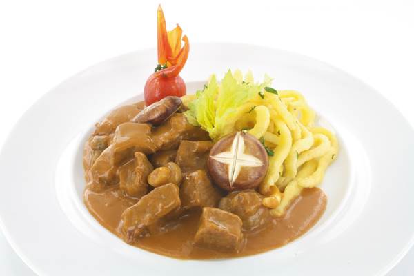 TK Block Menü Kalbsrahmgulasch, feine Fleischwürfel und Champignons in einer Sauce 250 G/PO aus Demiglace und Rahm, Fleischeinwaage 50%,
