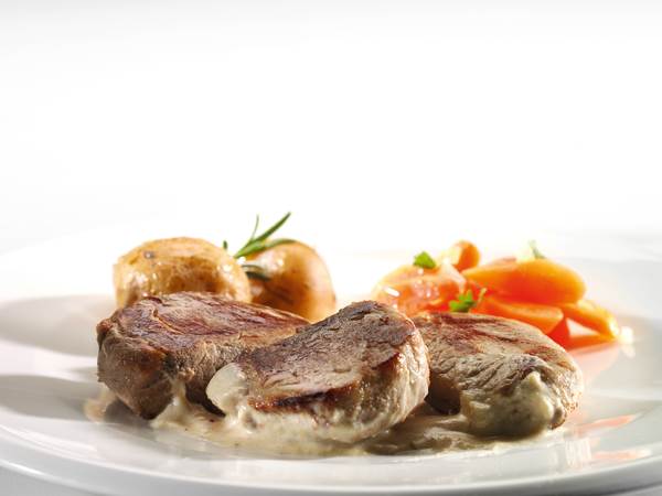 TK Block Menü Schweinefilet in Orangen-Pfefferschmand, in einer Orangenrahmsauce 2 KG/BT mit rosa Pfefferkörner, Fleischeinwaage 55%, Portionsvorschlag 250 g,