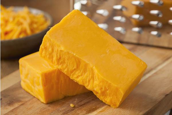 TMT Ser Cheddar w bloku ok.3,5kg, barwiony. 3,5 KG/ST