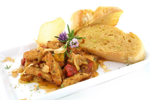 TK Block Menü Paprika-Zitronenhähnchen, gebratene Hähnchenstreifen in einer Sauce aus 2 KG/BT Paprika-Zwiebeln und milder Zitrone, Fleischeinwaage 37%, Portionsvorschlag 250g