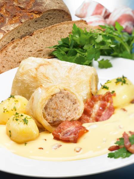 TK Bergland Kohlroulade, roh, 230g, 40 ST/KT frisch zerkleinertes Schweinfleisch, handgewickelt in Weißkohlblättern