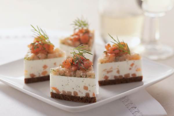 TK Seubert Feinkostmanufaktur Mini-Dreieck von Räucherlachs mit Frischkäse, Fingerfood, 41x41cm,14 g, 60 ST/KT Frischkäsezubereitung mit Räucherlachs mit Frischkäsemasse auf Pumpernickelboden