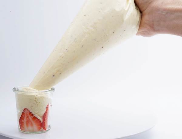TK Göttinger Tonkabohnen-Mousse, im Dressierbeutel, 3x1000ml, 3 L/KT beliebig portionierbar, Vanille mit feiner Tonkabohnen-Note, glutenfrei
