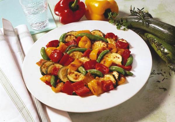 TK Frosta Combi Classe Grill-Pfannengemüse Mediterran, 1,5 KG/BT gegrillte Zucchini, Paprika rot /gelb, Zuckerschoten in mediterrane Sauce