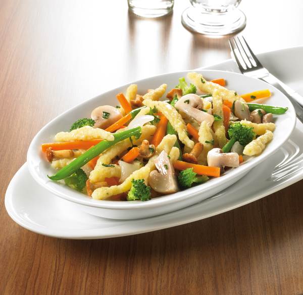 TK Frosta Combi Classe Spätzle Pilzpfanne vegetarisch, 1,5 KG/BT mit Spätzle, Champignons, Stockschwämmchen und Gemüse, kräftig gewürzt
