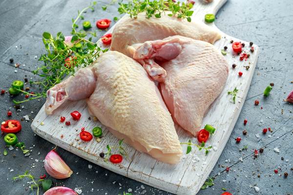 Mr Filet devolaly (supreme) z kurczaka kukurydzianego, kaliber 170-220g, 2 KG/PR  , mięsień piersiowy ze skórą z pierwszym członem skrzydła,