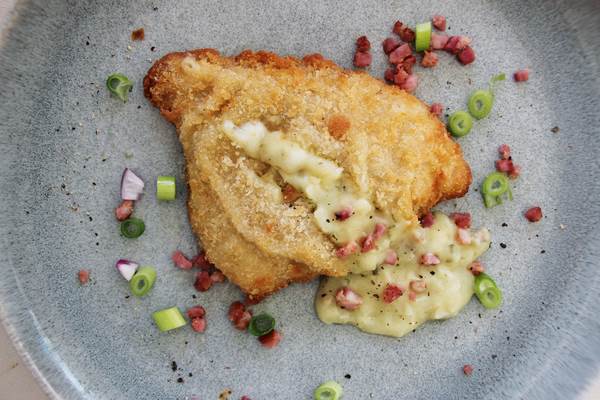 TK MSC pazifisches Schollenfilet paniert, mit Füllung nach Elsässer Art, 140-160g, 5 KG/KT in Knusperpanade, vorgebacken, 35% Panade, 15% Sauce