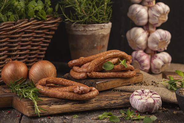 Rarytas Rarytaski wędzone, kiełbaski wieprzowe, gotowane, ok. 39 g, ok. 0,6 KG/PR  , drobno rozdrobnione,