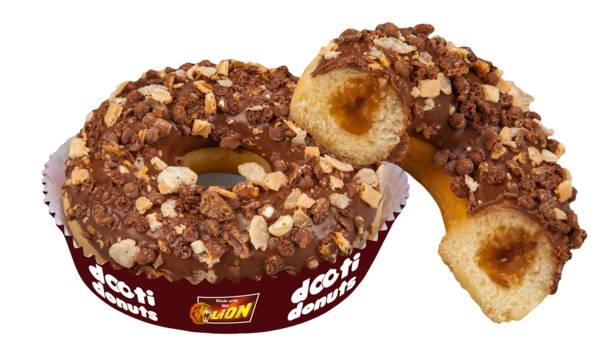 Mr Dooti Donuts Donut z nadzieniem karmelowym Lion, dekorowany polewą mleczno- 12 ST/KT kakaową i chrupiącymi kawałkami cukierków krówek Lion, 70g/szt,