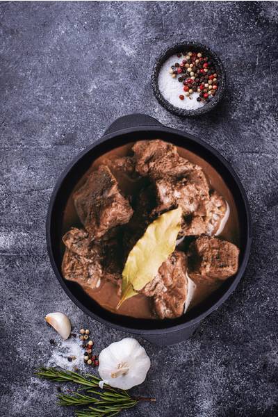 Mr Matthias Gulasz z jelenia w sosie demi glace z dziczyzny z czerwonym winem, 3 KG/PA , na bulionie wołowym,