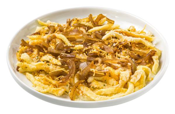 Käsespätzle mit Zwiebeln und Goudastreifen